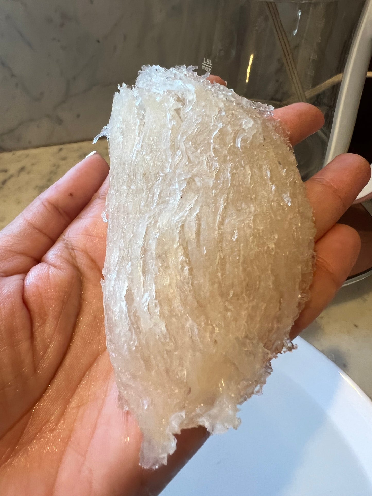 Tổ yến rút lông thị trường sau khi ngâm mắt tổ yến phủ đầy sợi yến,dính kèm chân.